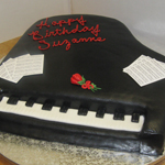 Grand piano in black rolled fondant.